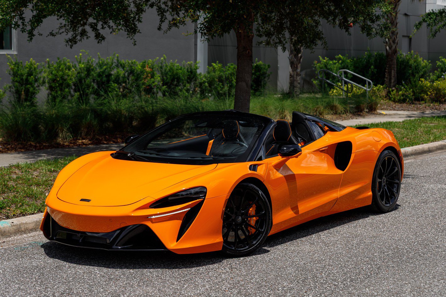 Used 2025 McLaren Artura Spider RWD image 30