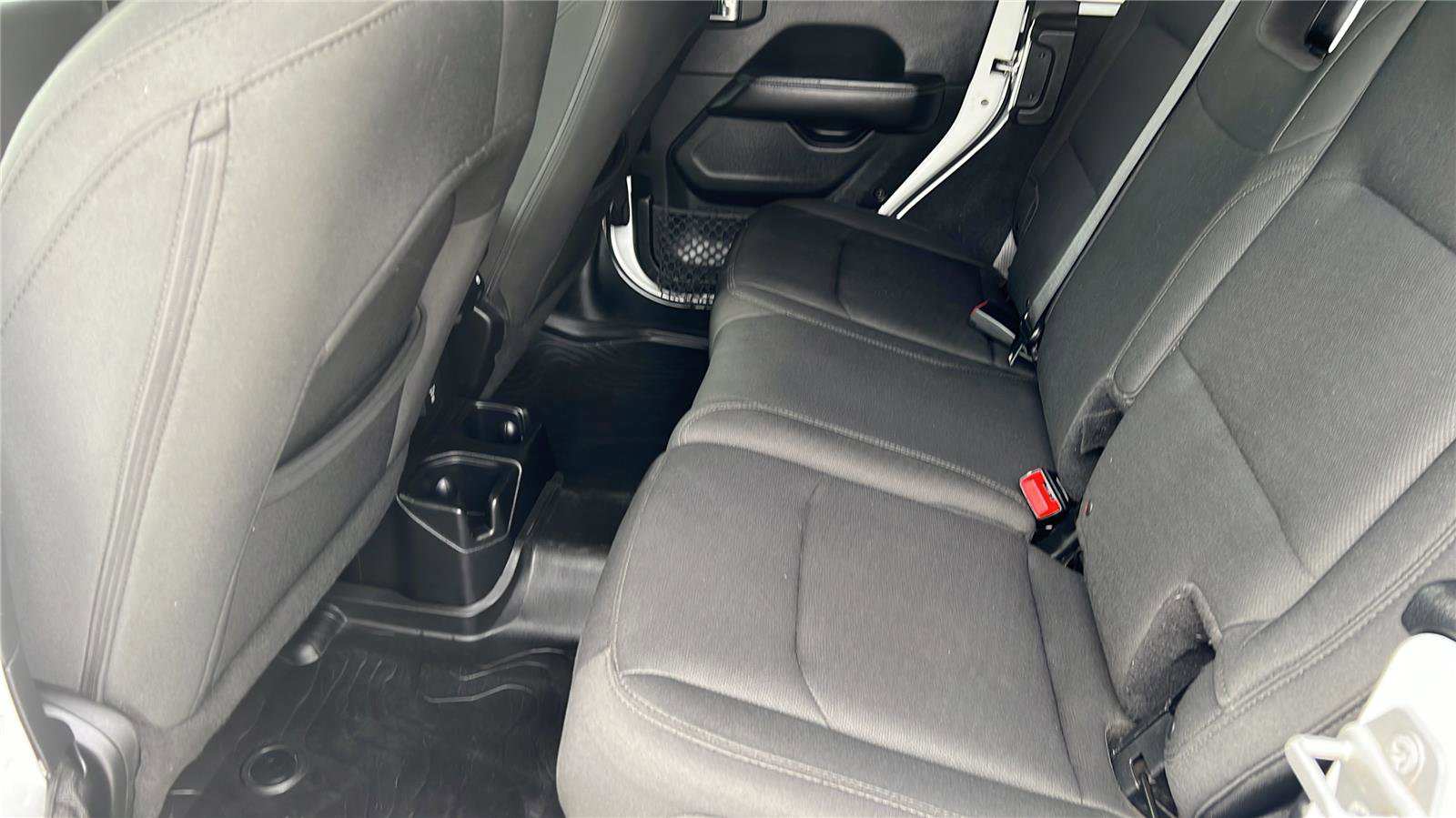 Used 2018 Jeep Wrangler Unlimited Sahara AWD/4WD image 15