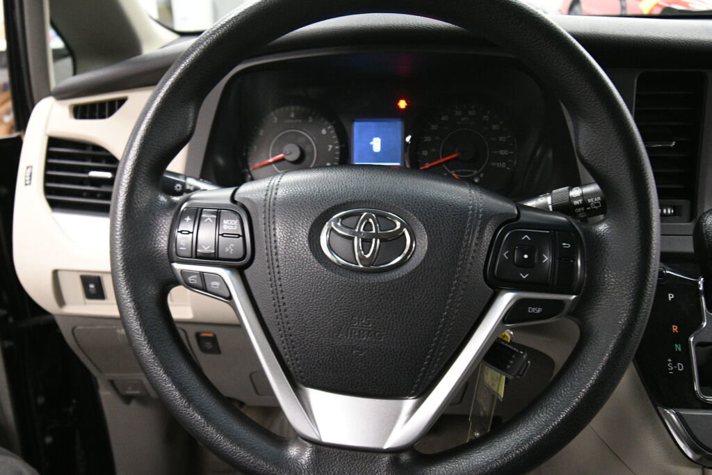 Used 2015 Toyota Sienna LE image 12
