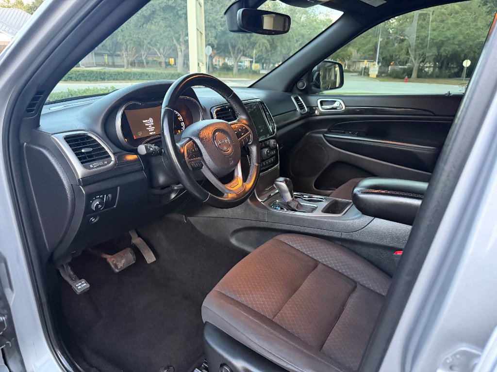 Used 2020 Jeep Grand Cherokee Laredo w/ Security & Convenience Group AWD/4WD image 14