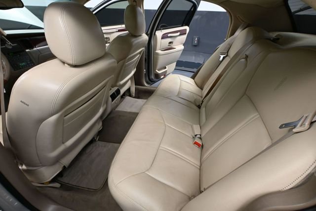 Used 2004 Lincoln Town Car Ultimate RWD image 30