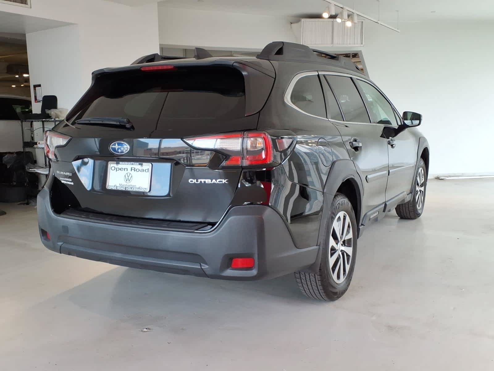 Used 2023 Subaru Outback Premium AWD/4WD image 4