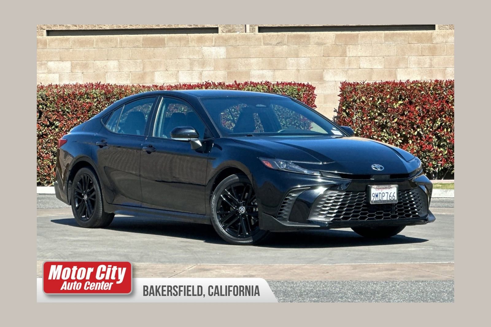 Used 2025 Toyota Camry SE image 1