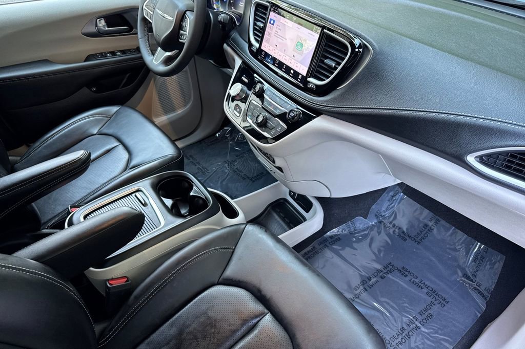 Used 2023 Chrysler Pacifica Touring-L image 16