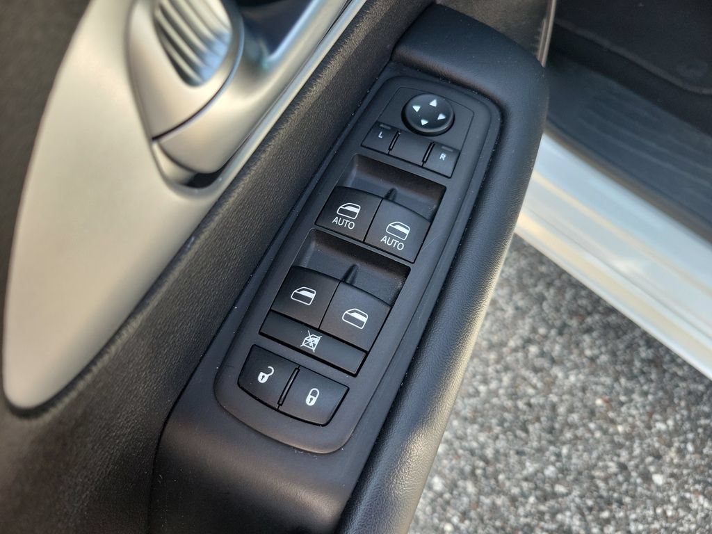Used 2024 Chrysler Pacifica Touring FWD image 12