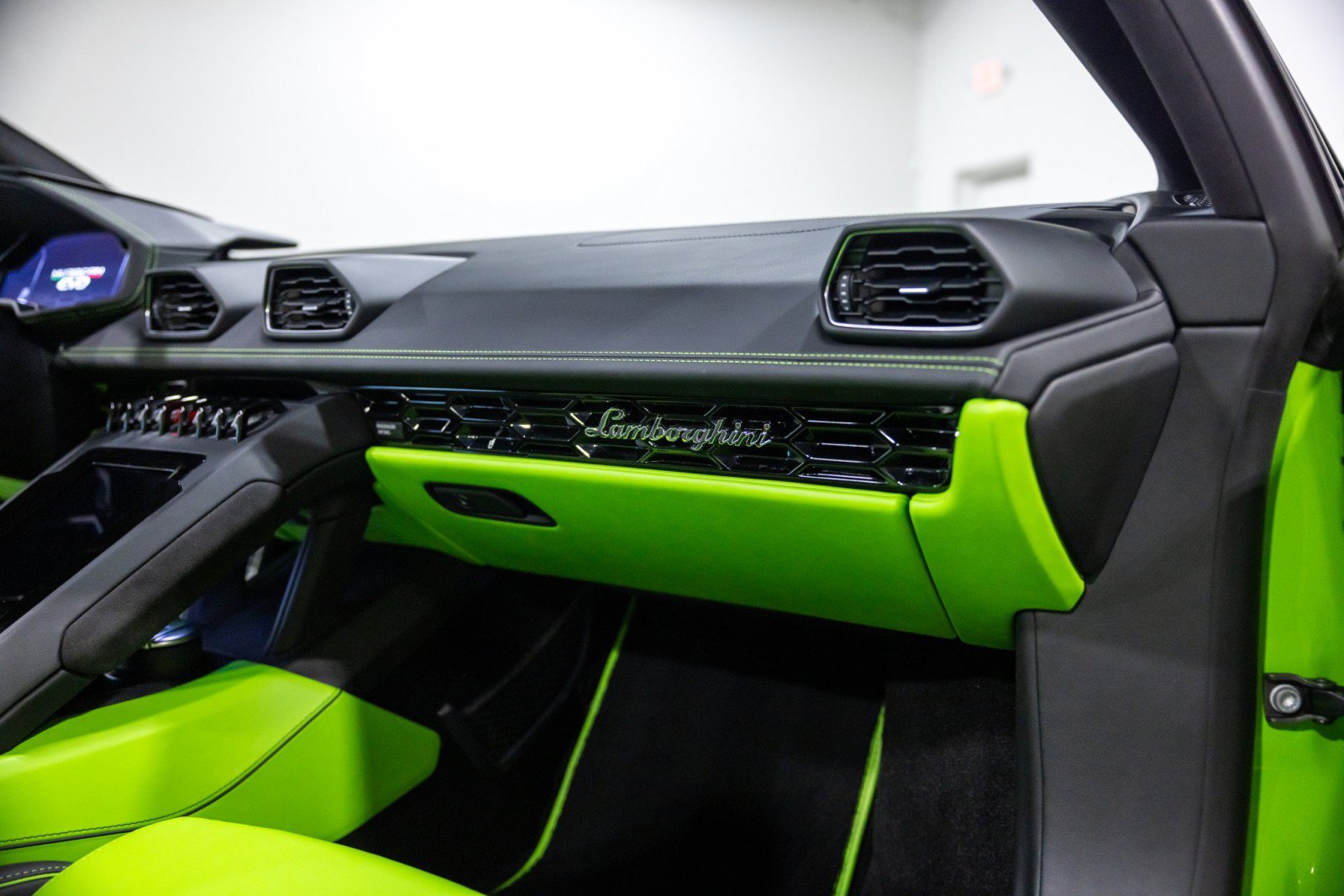 Used 2023 Lamborghini Huracan EVO AWD/4WD image 34