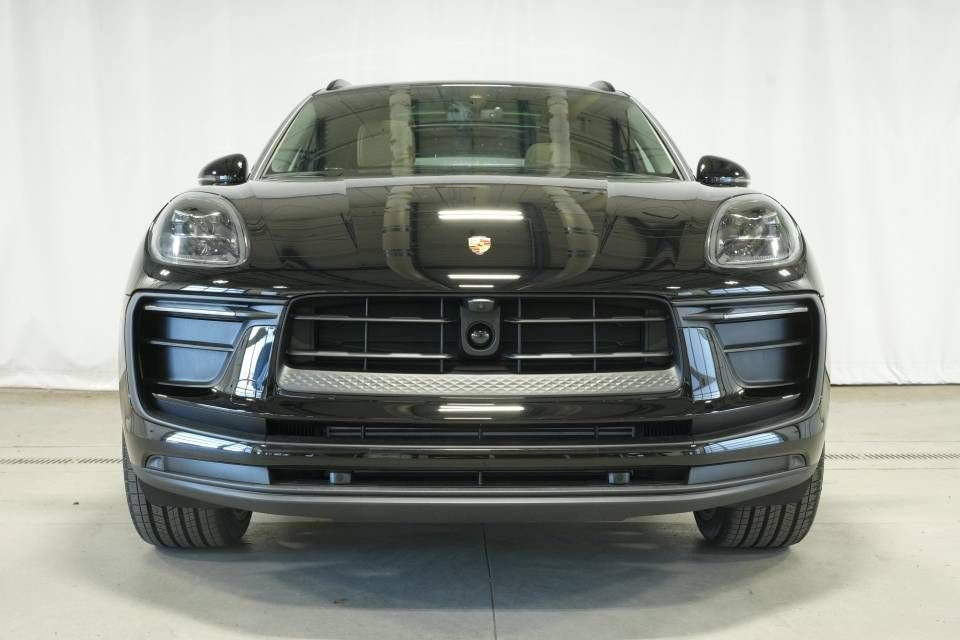 Certified 2026 Porsche Macan AWD/4WD image 11