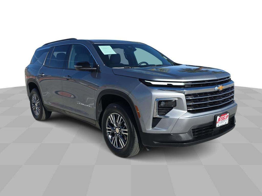 Used 2025 Chevrolet Traverse LT image 2