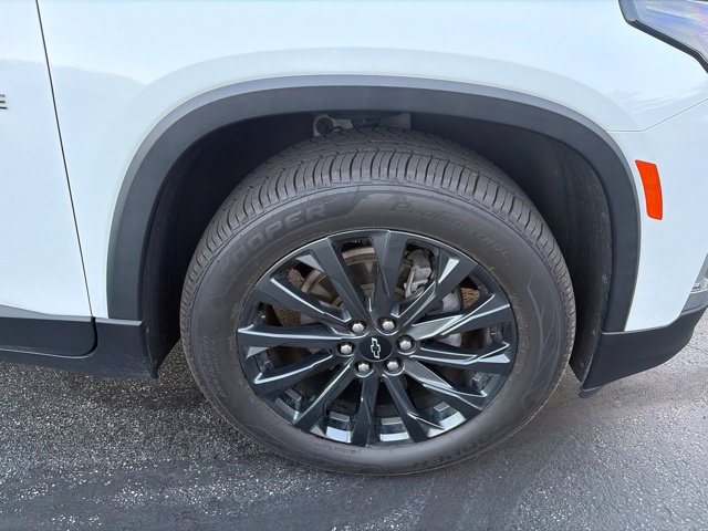 Used 2023 Chevrolet Traverse RS FWD image 2