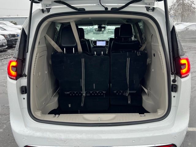 Used 2024 Chrysler Pacifica Select image 12