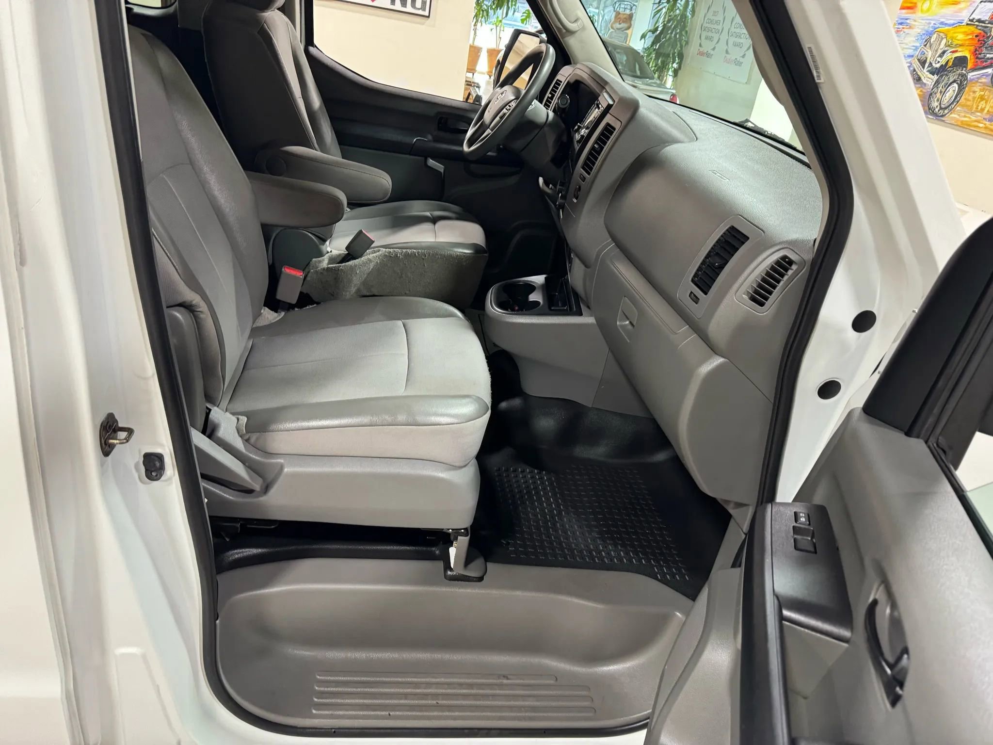 Used 2018 Nissan NV 3500 S image 23