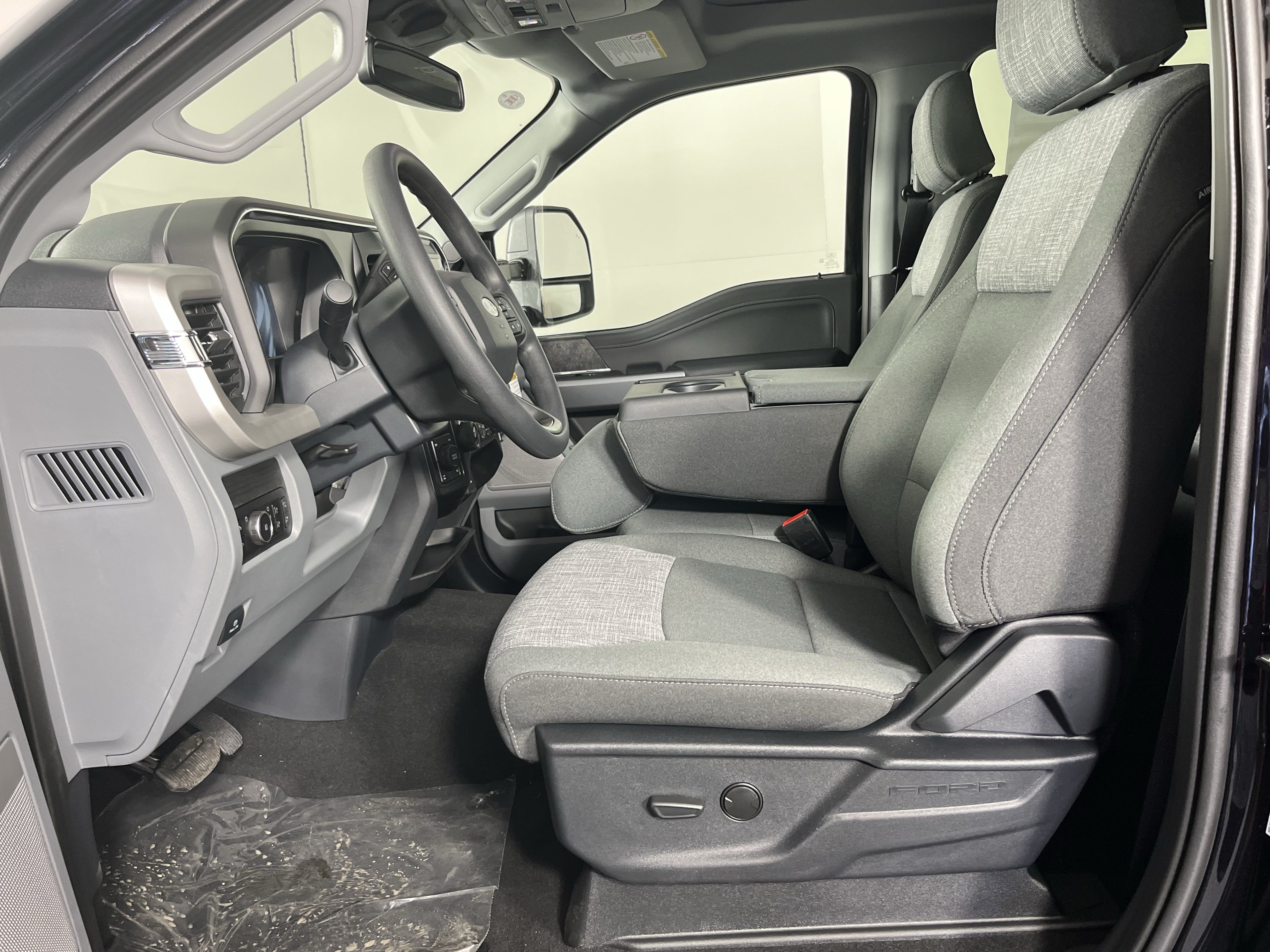 New 2026 Ford F250 XLT w/ XLT Premium Package AWD/4WD image 13