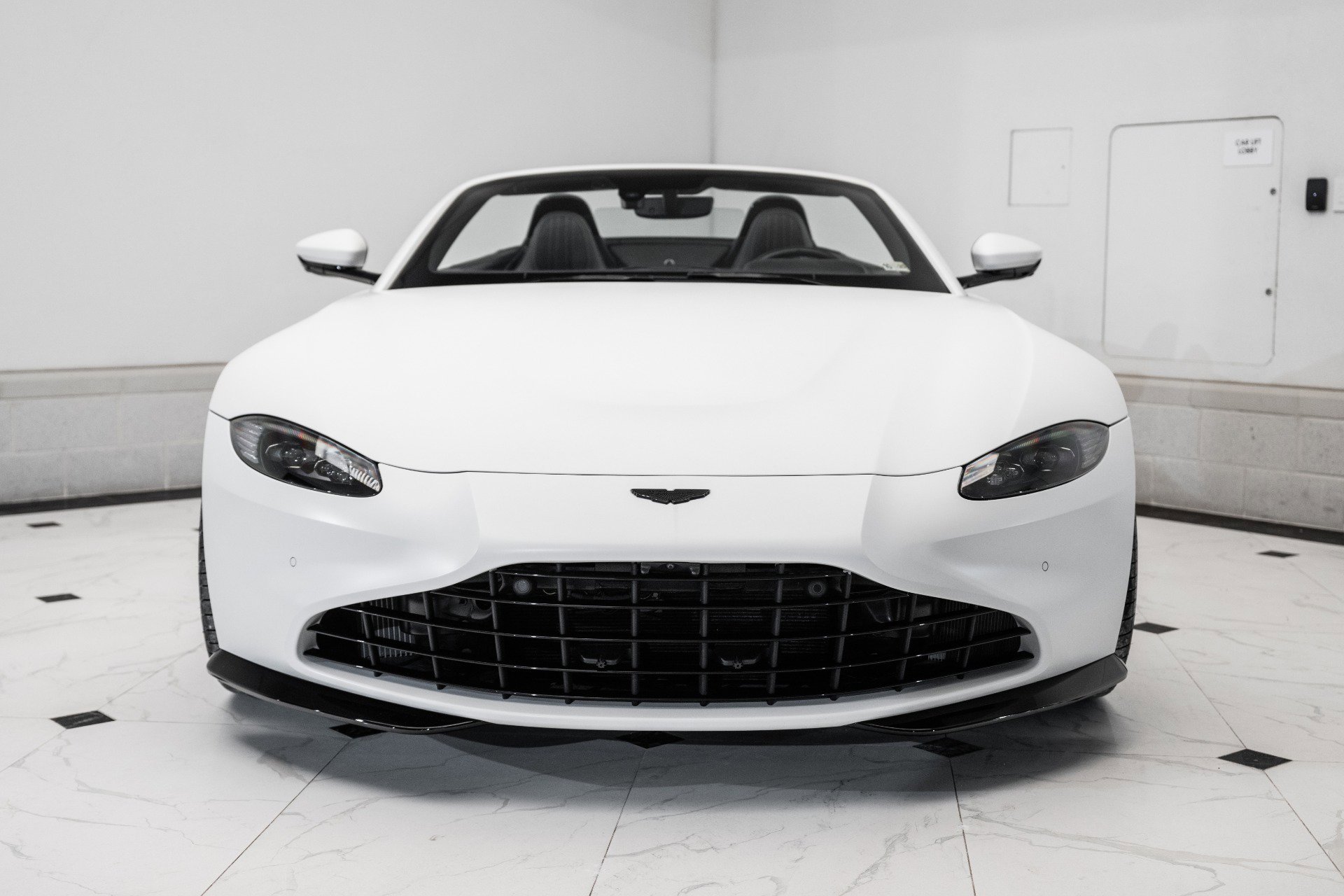 Used 2023 Aston Martin V8 Vantage Roadster image 7