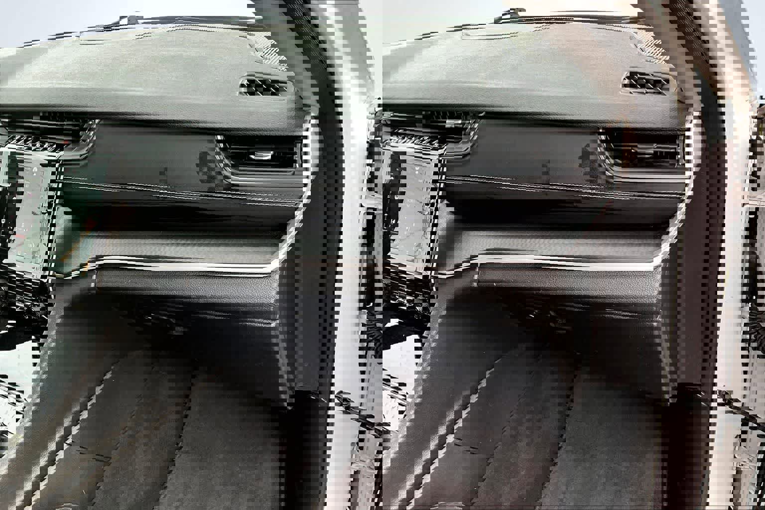 Used 2024 Jeep Grand Cherokee Laredo image 24