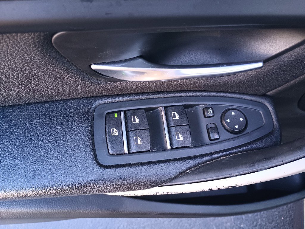 Used 2018 BMW 320i xDrive Sedan image 9