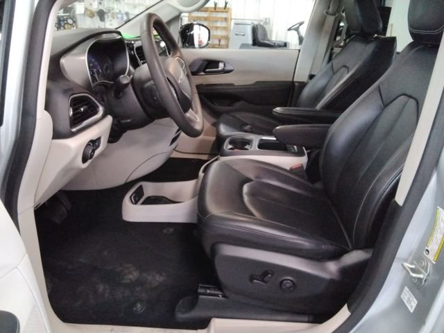 Used 2024 Chrysler Pacifica Touring-L image 9