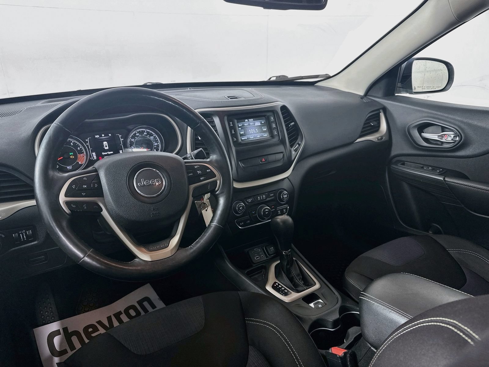Used 2015 Jeep Cherokee Latitude w/ Cold Weather Group FWD image 20
