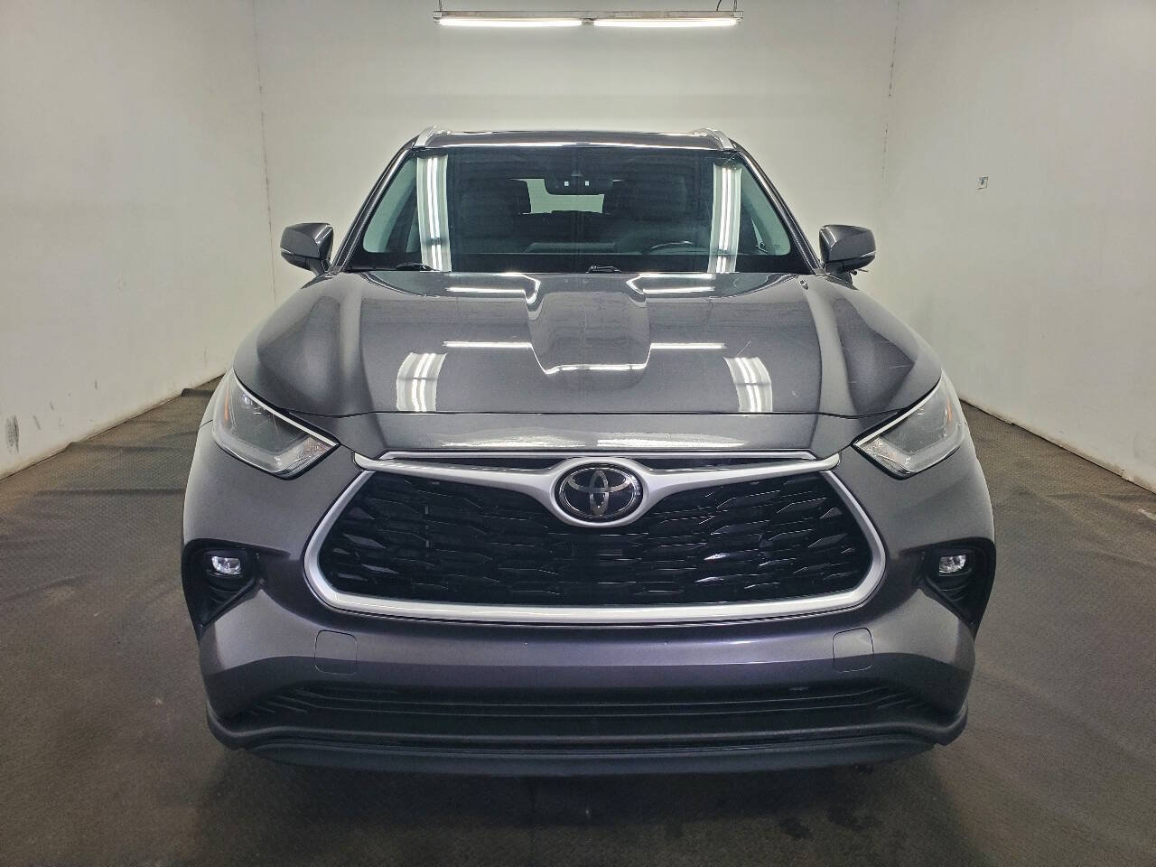 Used 2022 Toyota Highlander XLE AWD/4WD image 2