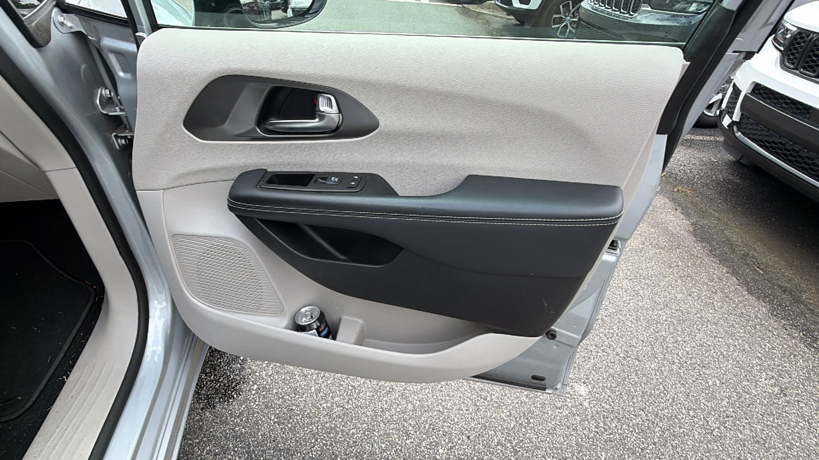 Used 2024 Chrysler Pacifica Touring-L FWD image 18