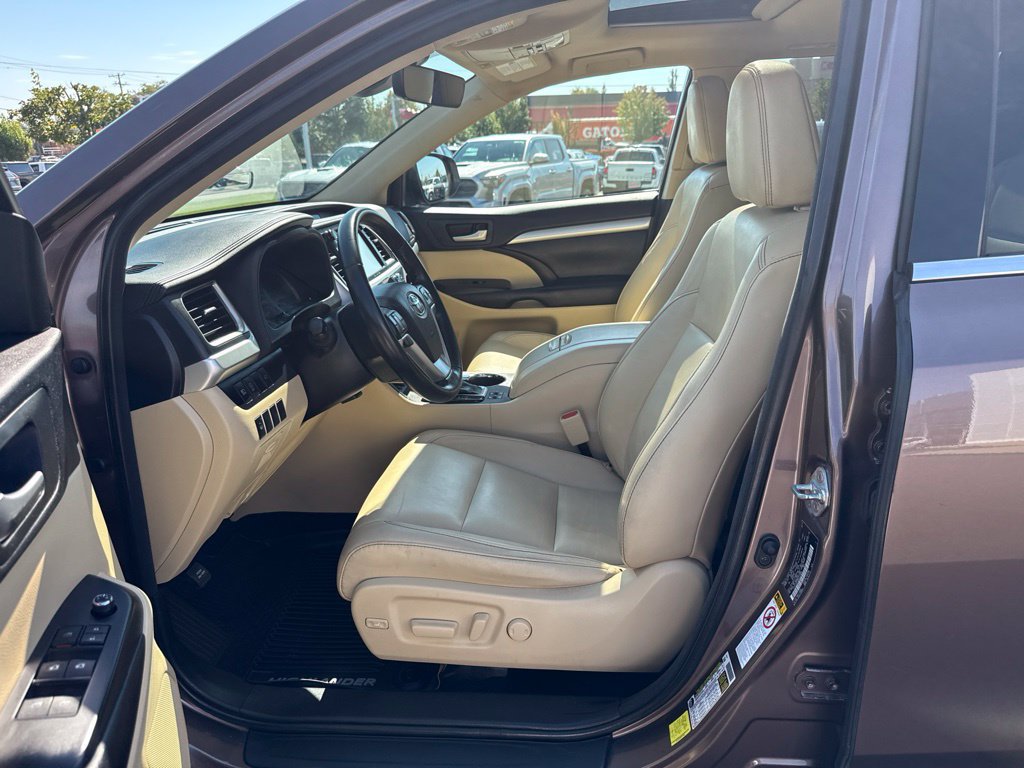 Certified 2017 Toyota Highlander XLE AWD/4WD image 10