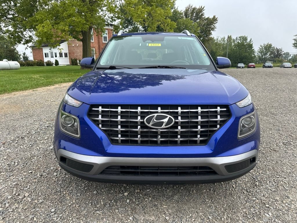 Used 2025 Hyundai Venue SEL FWD image 2