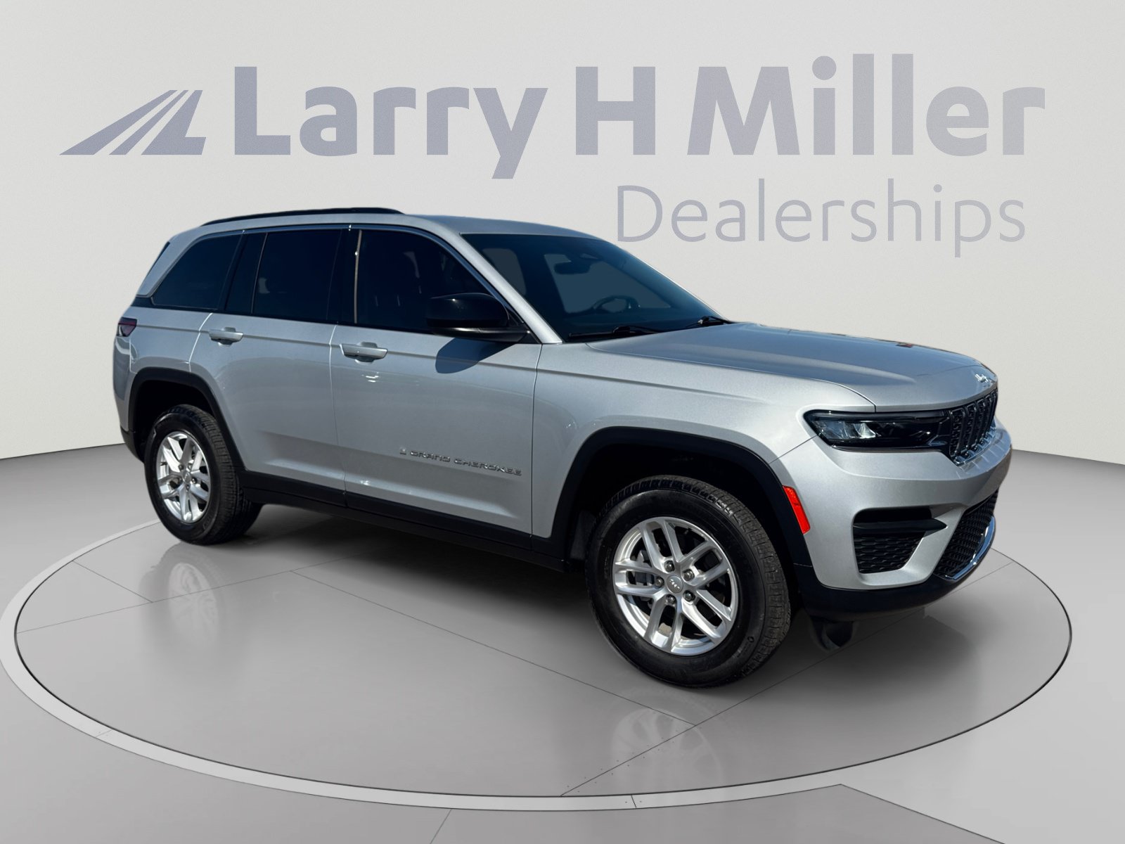Used 2025 Jeep Grand Cherokee Laredo w/ Luxury Tech Group I AWD/4WD image 7