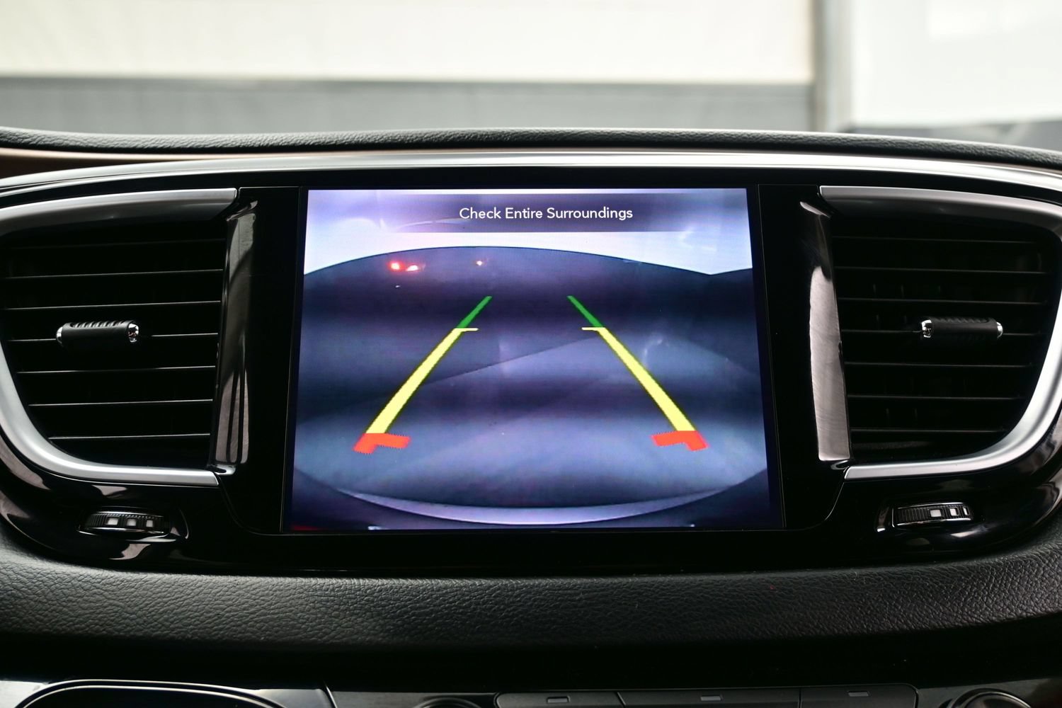 Used 2018 Chrysler Pacifica Touring-L Plus FWD image 19