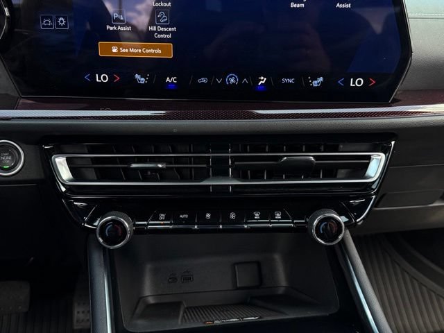 Used 2024 Chevrolet Traverse Z71 w/ Enhanced Driving Package AWD/4WD image 31