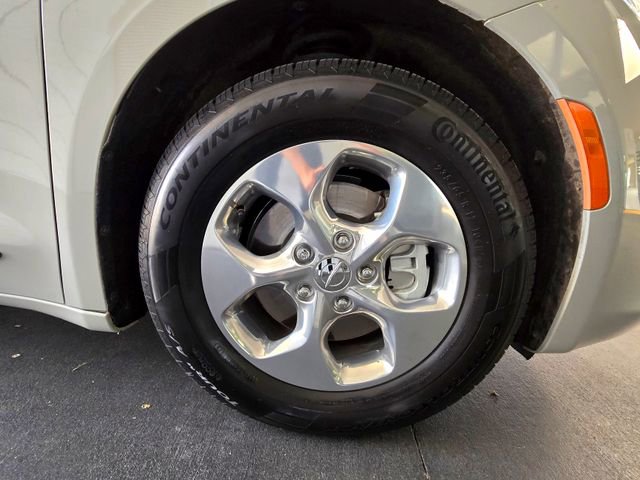 Used 2020 Chrysler Pacifica Touring-L FWD image 32