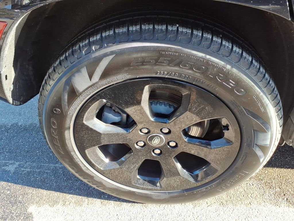 Used 2025 Land Rover Defender 110 X-Dynamic SE image 12