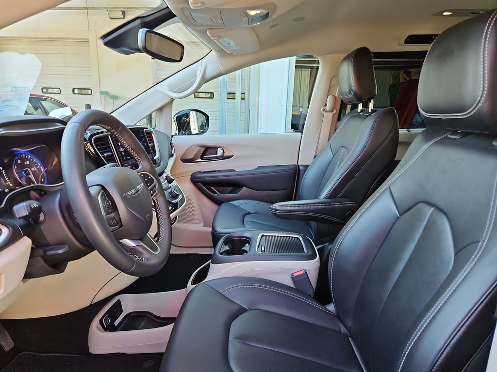 Used 2024 Chrysler Pacifica Touring-L image 22