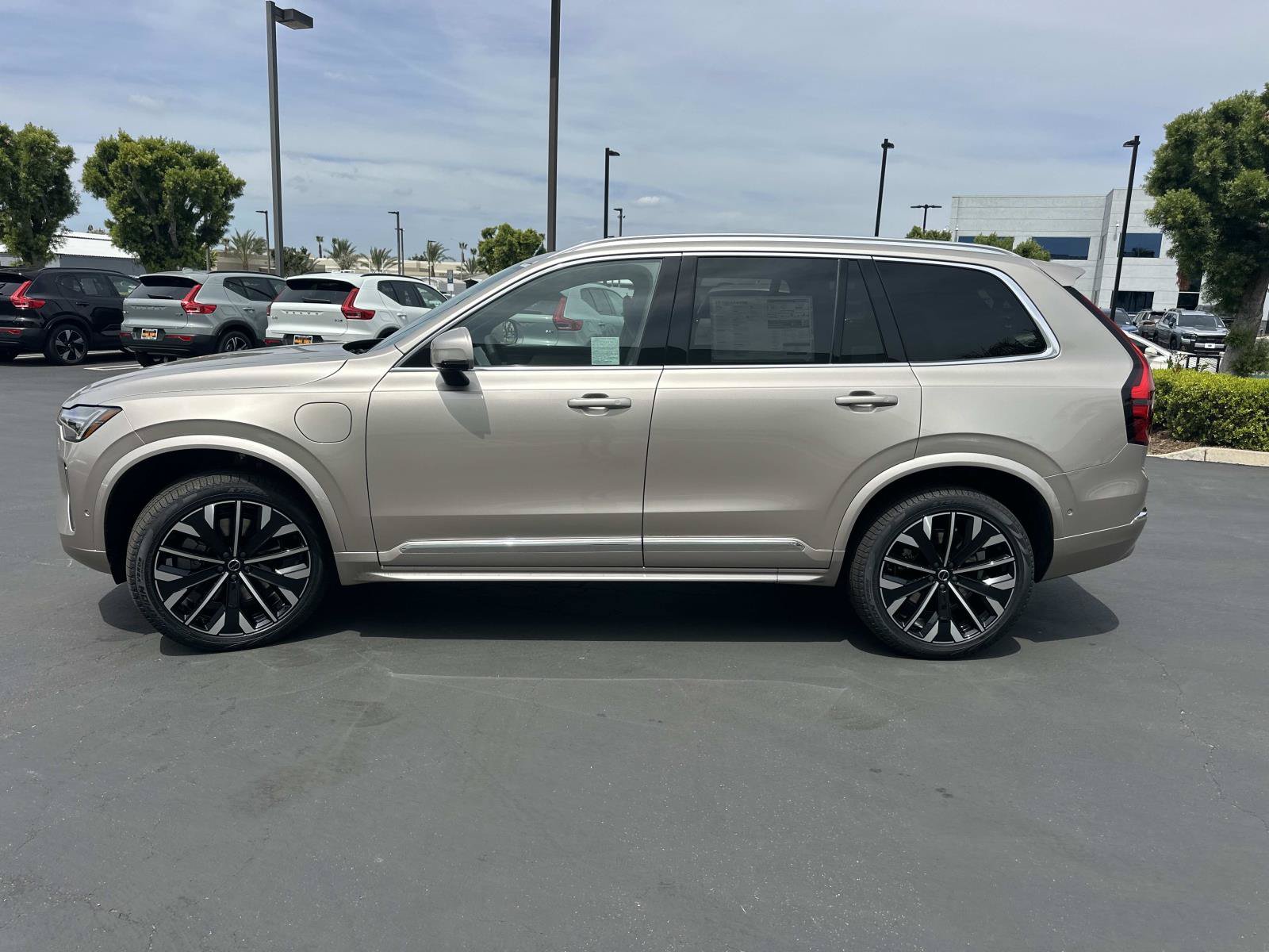 New 2026 Volvo XC90 T8 Plus w/ Protection Package Premier AWD/4WD image 4
