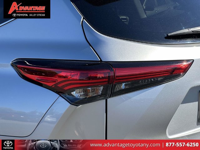 Used 2023 Toyota Highlander LE AWD/4WD image 13