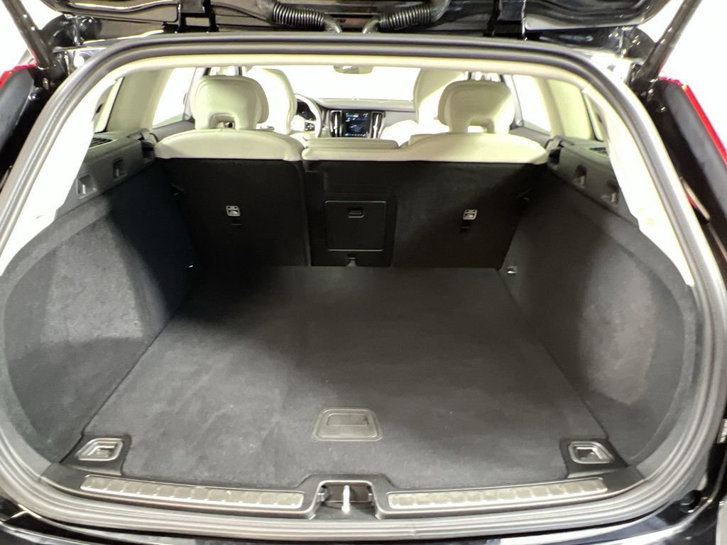 Certified 2025 Volvo V60 B5 Cross Country Plus image 21