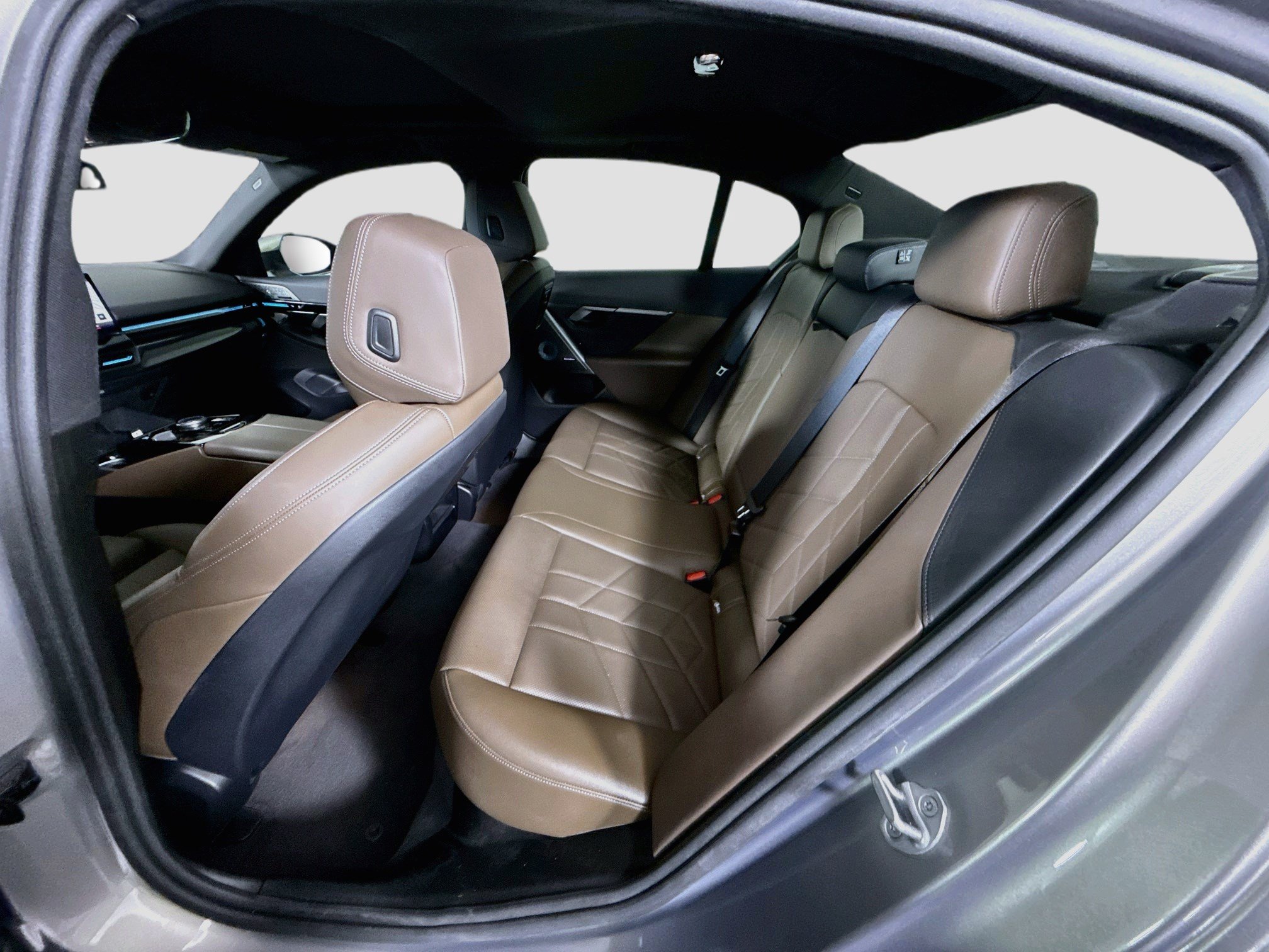 Used 2024 BMW 530i w/ Premium Package RWD image 25