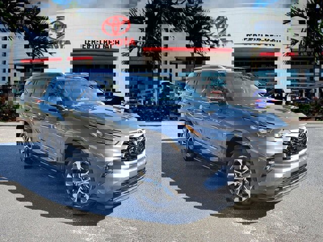Used 2023 Toyota Highlander L image 1