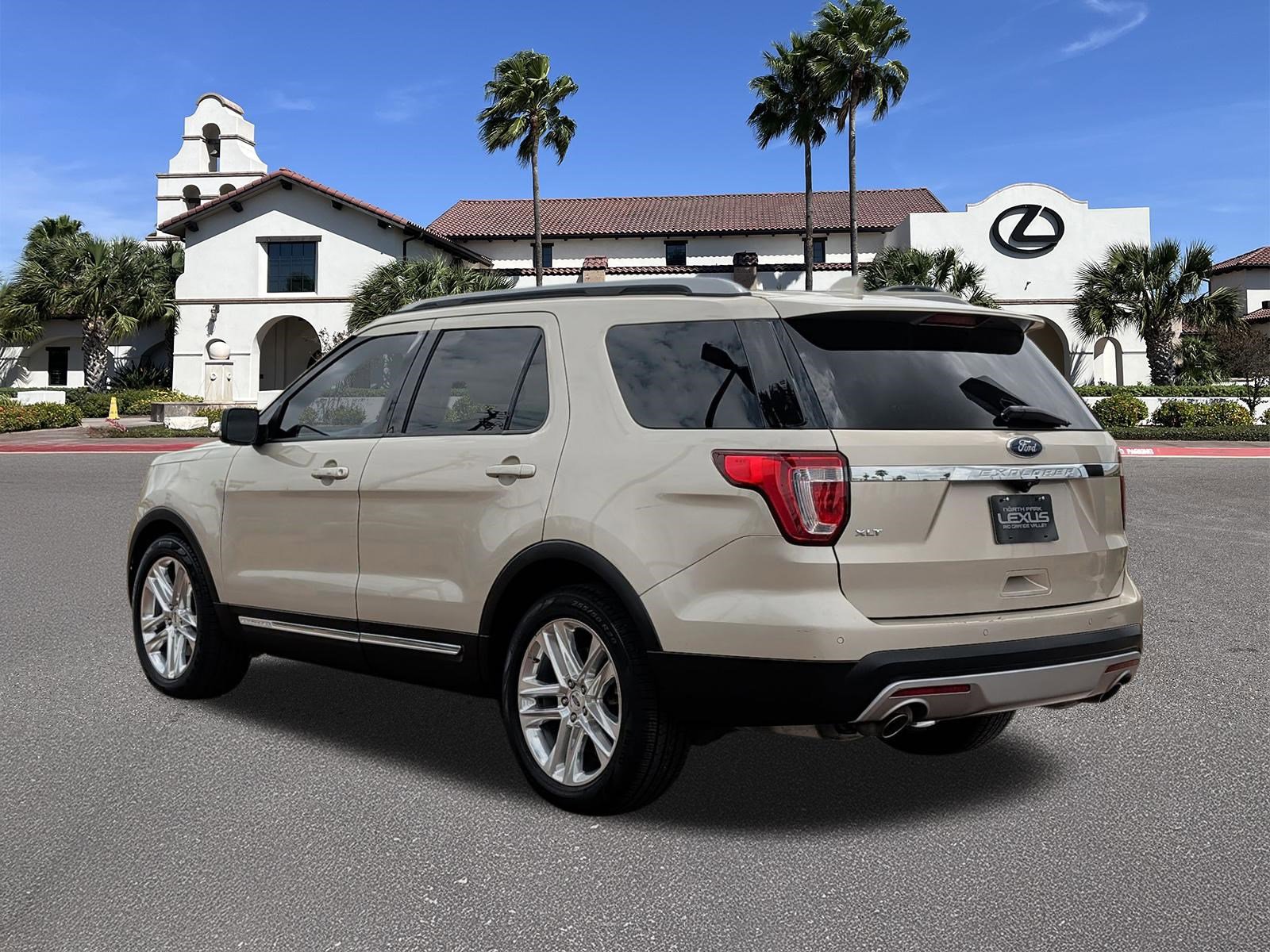 Used 2017 Ford Explorer XLT w/ Equipment Group 202A FWD image 4