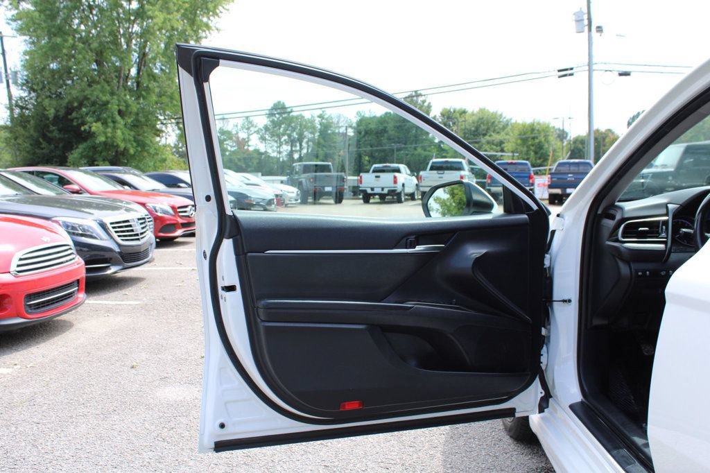 Used 2023 Toyota Camry SE FWD image 12