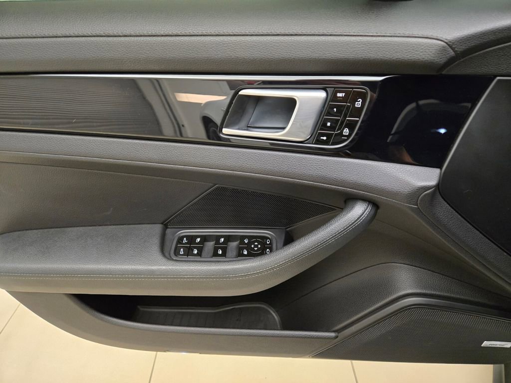 Used 2020 Porsche Panamera 4 image 30