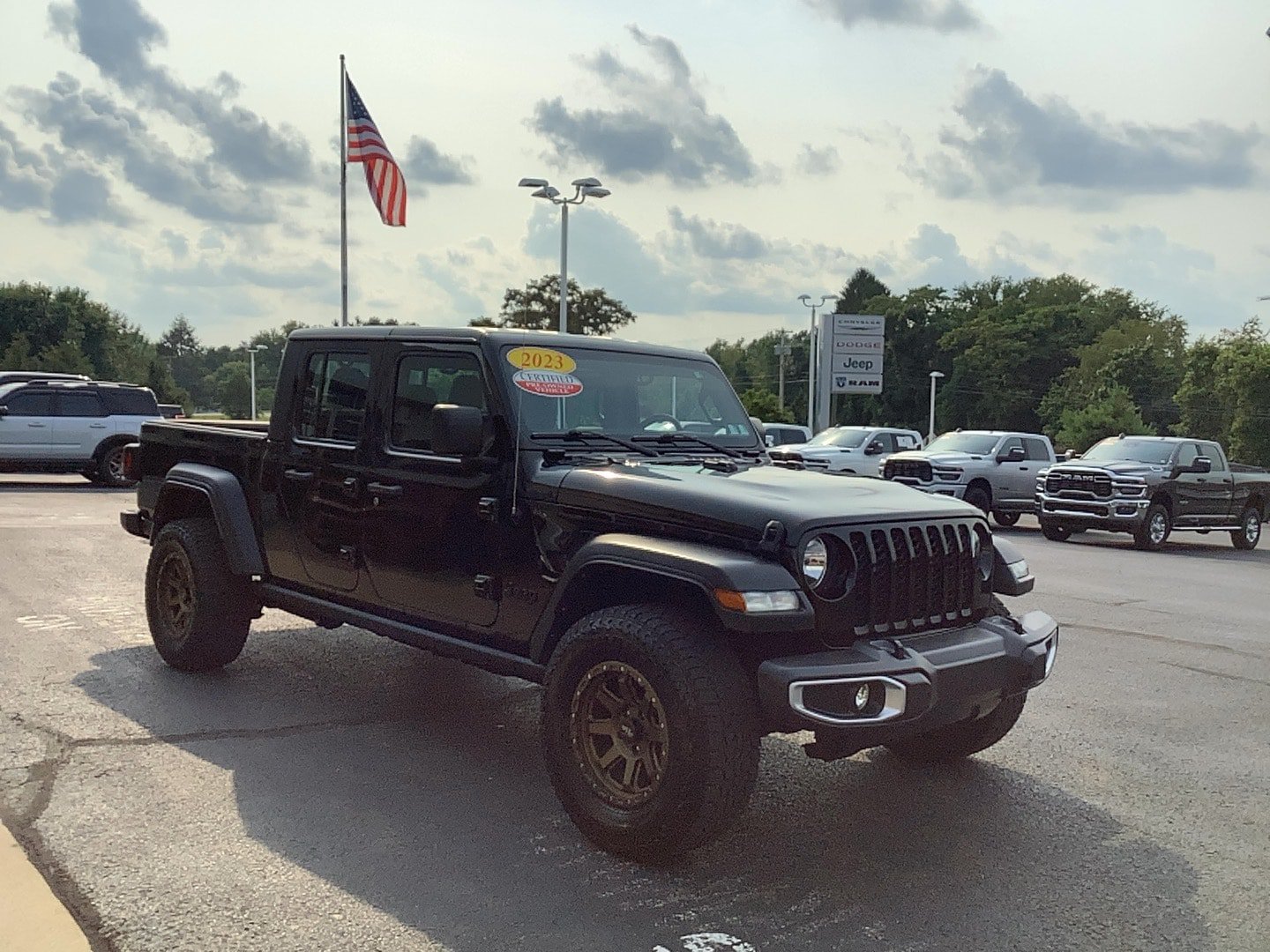 Certified 2023 Jeep Gladiator Sport AWD/4WD image 2