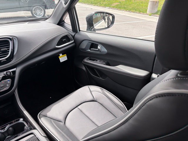 New 2026 Chrysler Pacifica Limited FWD image 39