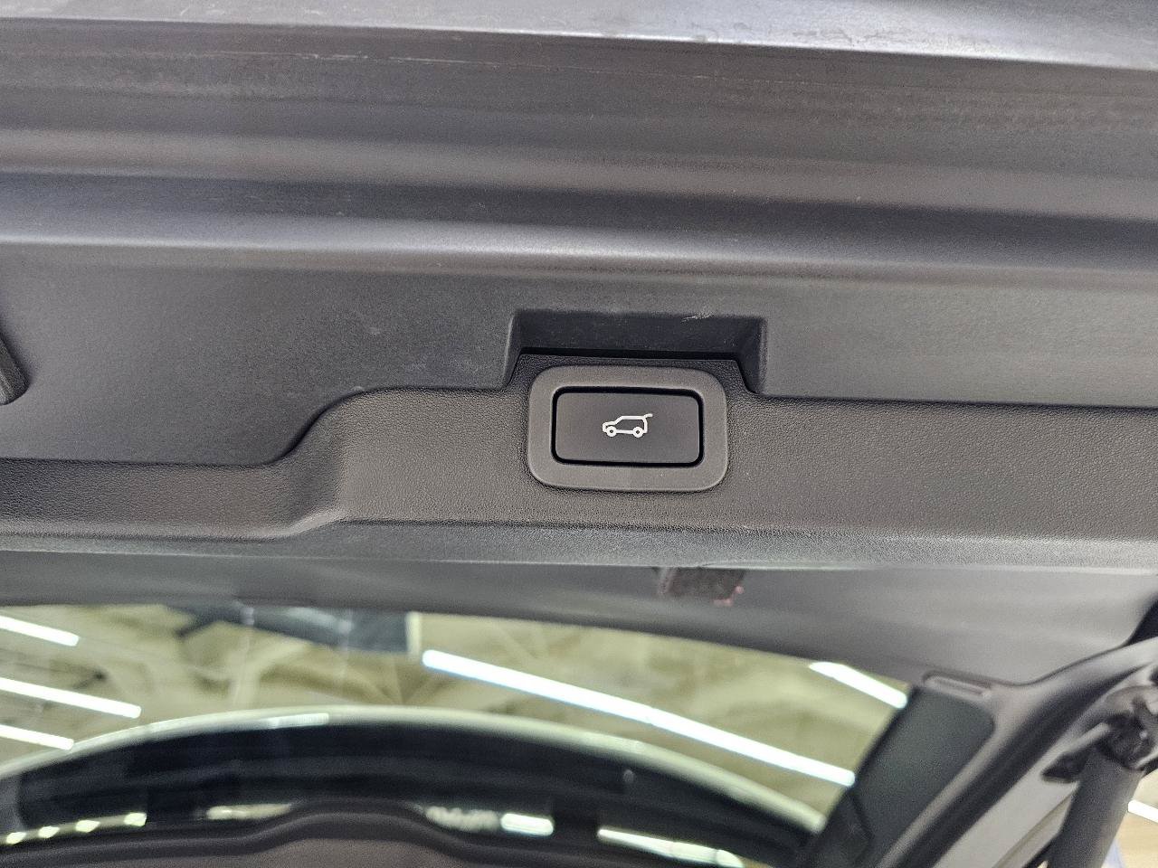 Used 2018 Land Rover Discovery HSE AWD/4WD image 15