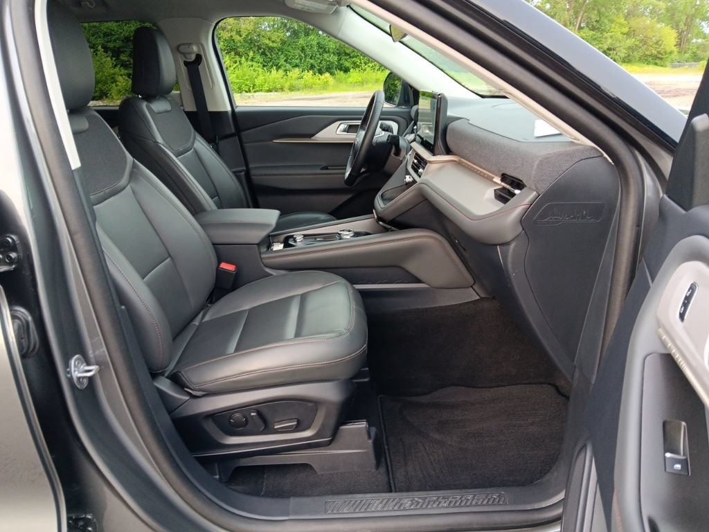 Used 2025 Ford Explorer Active w/ Active Comfort Package AWD/4WD image 37