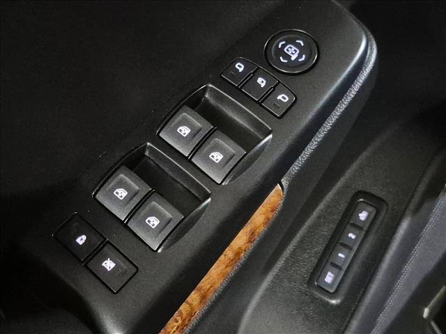 Used 2018 Chevrolet Suburban Premier RWD image 10