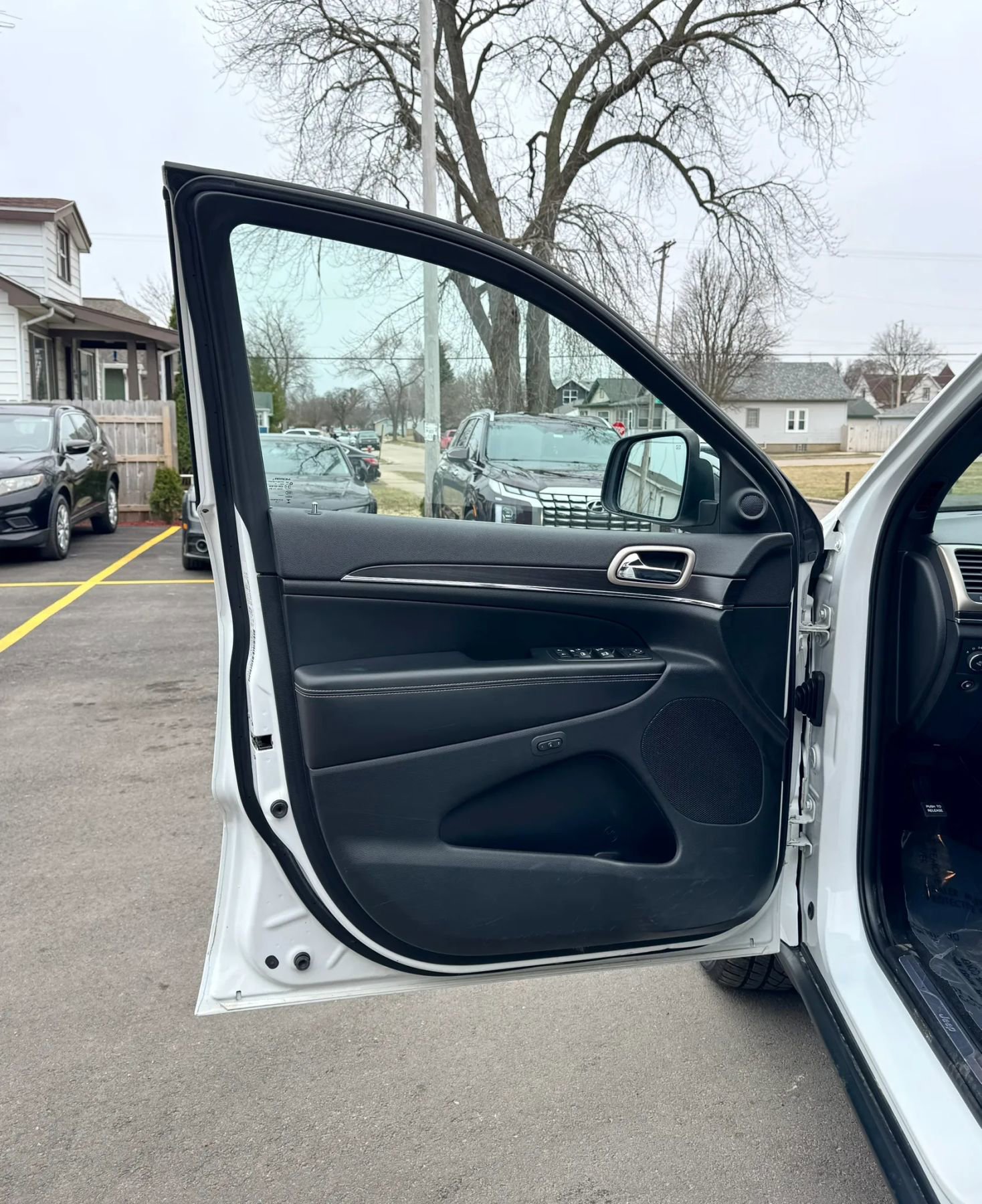 Used 2014 Jeep Grand Cherokee Limited w/ Luxury Group II image 9