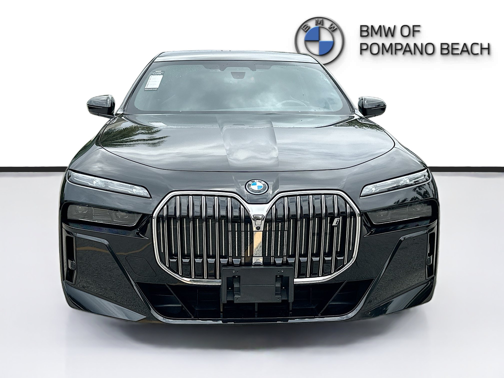 Used 2024 BMW i7 xDrive60 w/ Executive Package AWD/4WD image 2