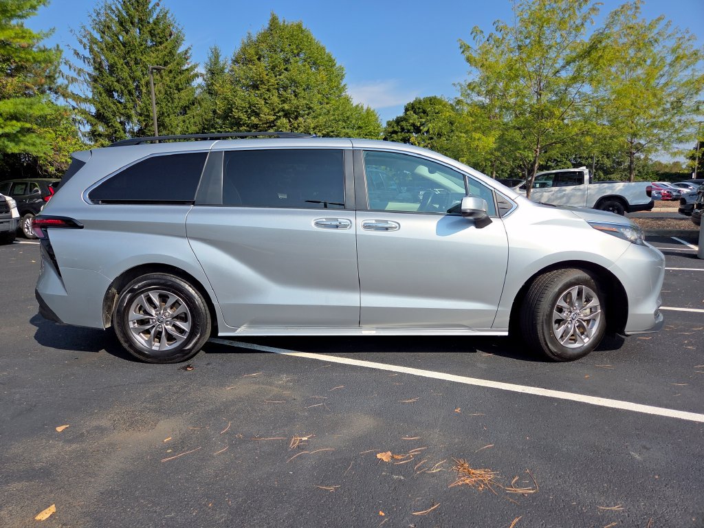 Used 2023 Toyota Sienna XLE FWD image 23