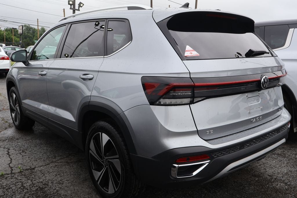 Used 2025 Volkswagen Taos SE AWD/4WD image 4