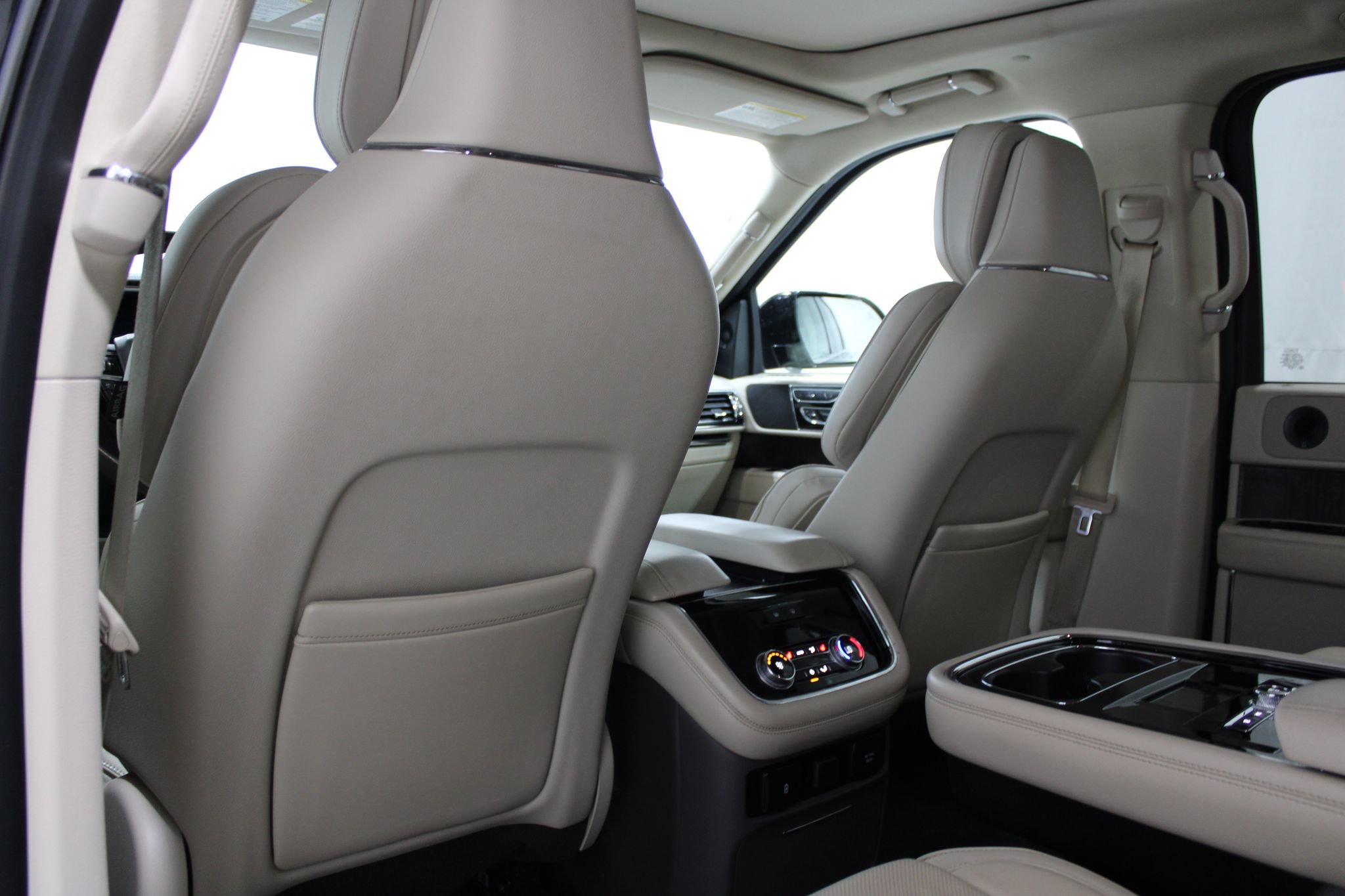 Used 2018 Lincoln Navigator Reserve w/ Technology Package AWD/4WD image 16