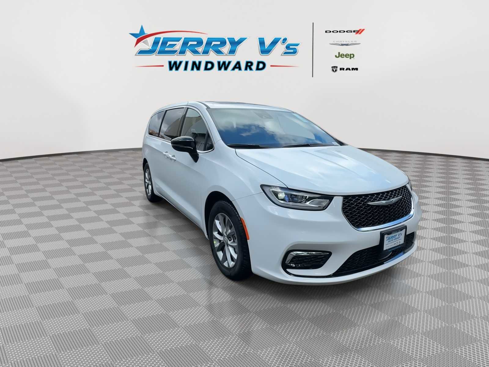 New 2026 Chrysler Pacifica Limited w/ Trailer Tow Group image 2